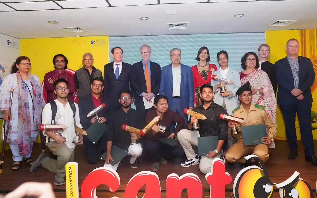 তরুণদের দুর্নীতিবিরোধী বার্তা ছড়াতে টিআইবির কার্টুন প্রদর্শনী