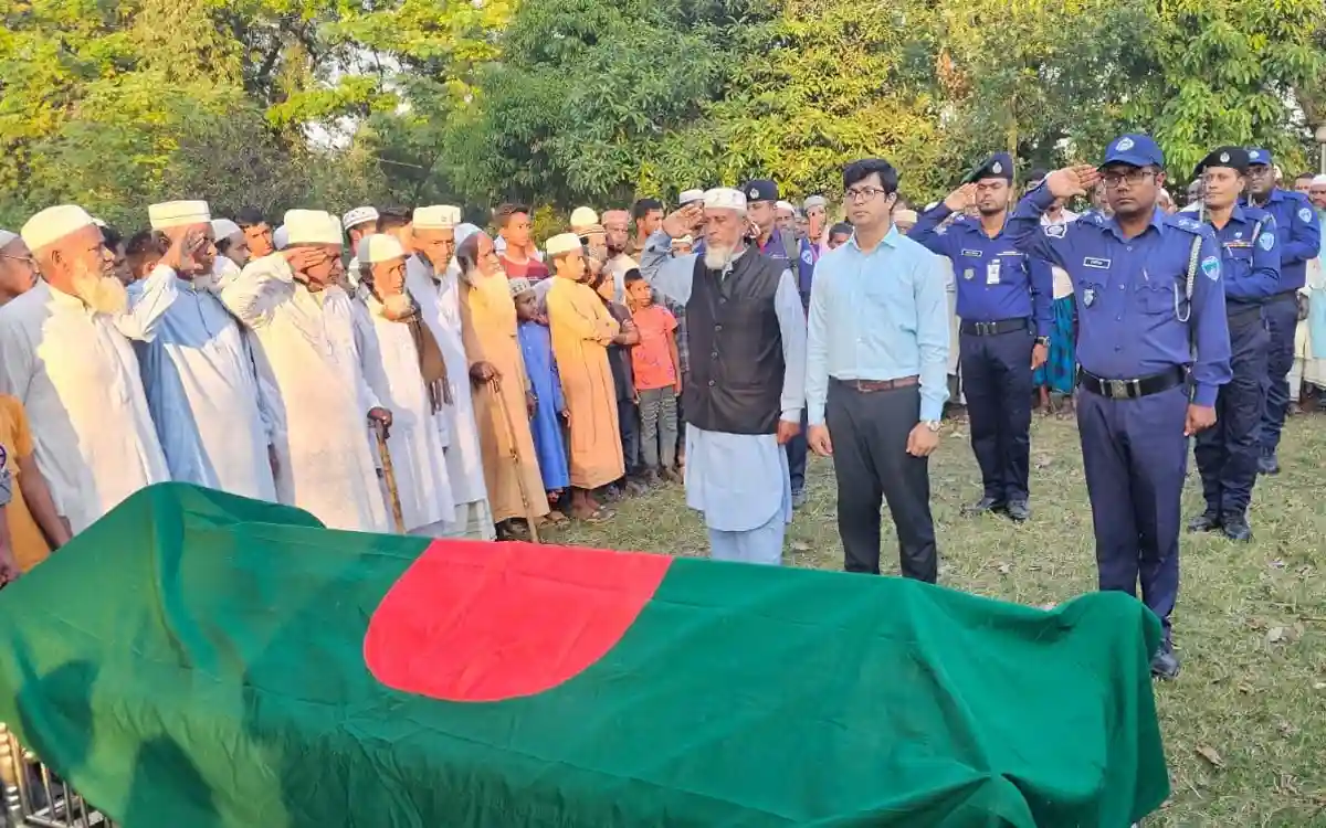 ব্রাহ্মণপাড়ায় রাষ্ট্রীয় মর্যাদায় বীর মুক্তিযোদ্ধা বজলুর রহমানের দাফন সম্পন্ন