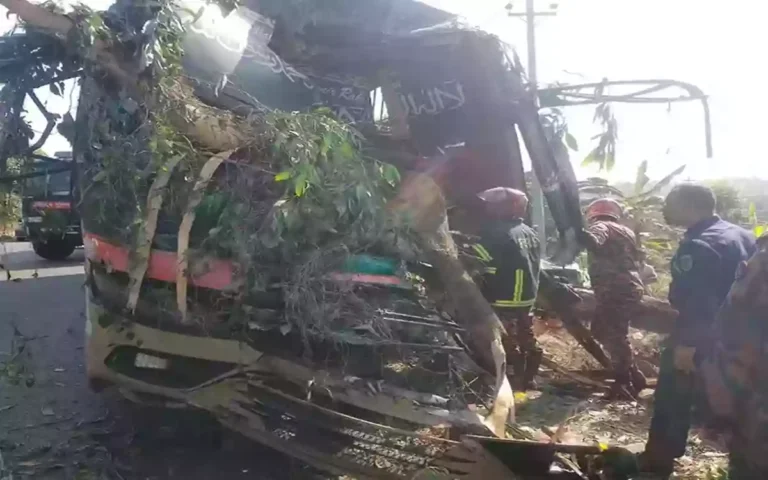 Rising Cumilla - 3 people were killed when a passenger bus lost control in Chauddagram of Cumilla