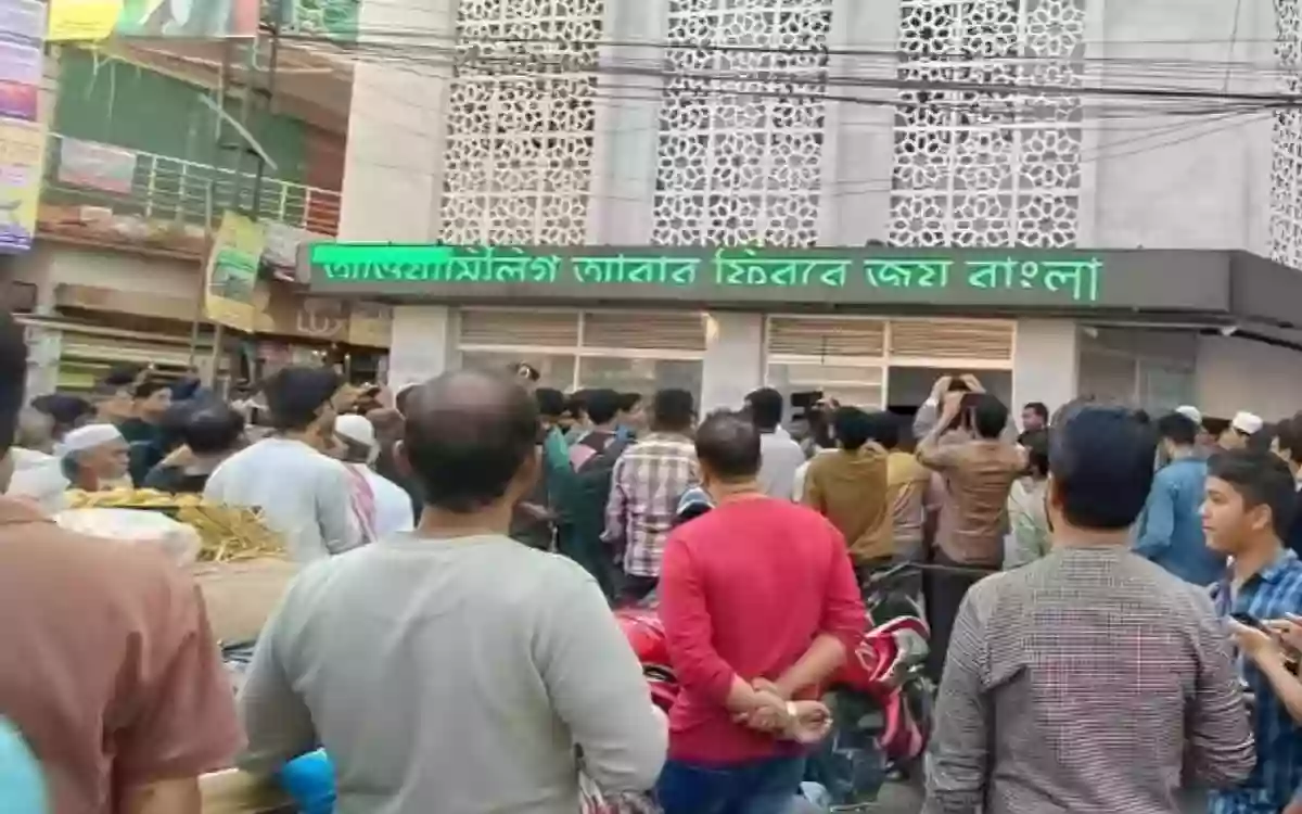 Rising Cumilla - Awami League will return' appeared on the screen of the mosque in Feni
