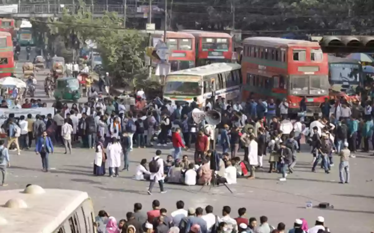 Rising Cumilla - Blockade of doctors demanding increase in salary, traffic stop