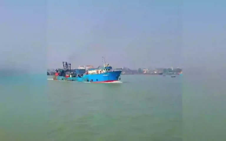 Rising Cumilla - Indian Coast Guard seizes 2 Bangladeshi ships with fishermen and sailors