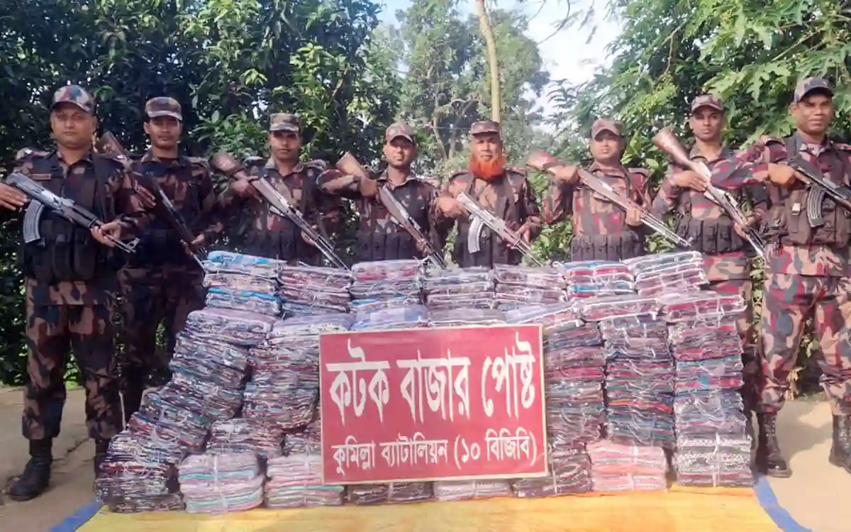 Rising Cumilla - Indian sarees worth half a crore were seized at the border of Cumilla