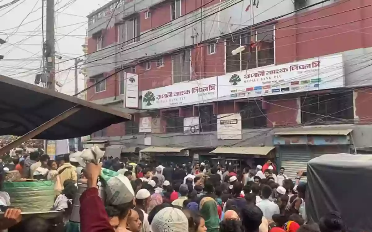 Rising Cumilla - Rupali bank branch held hostage by robber gang, surrounded by law and order forces