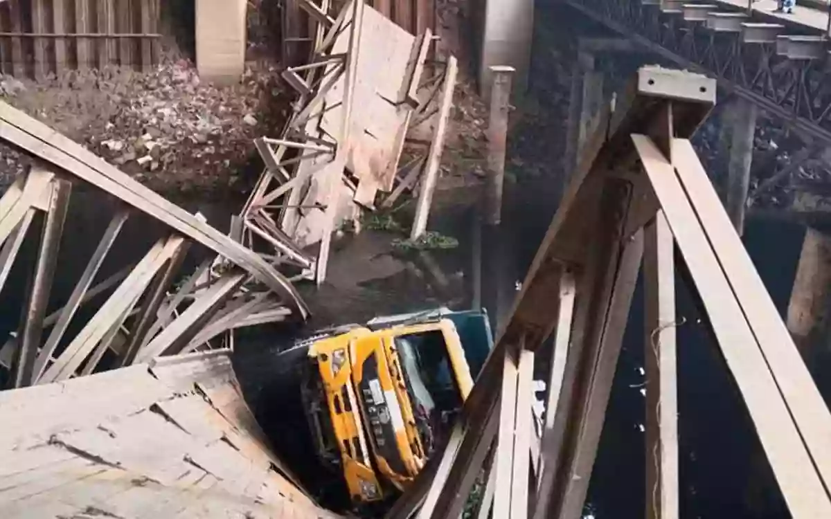 Rising Cumilla -Truck breaks Bailey Bridge in Tongi and falls into river