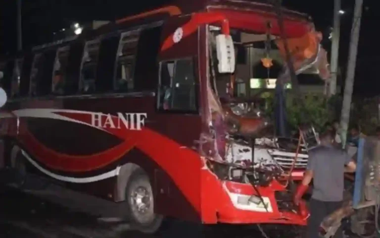 RisingCumilla.Com - 1 was killed when a bus hit a truck standing in Chouddagram of Cumilla