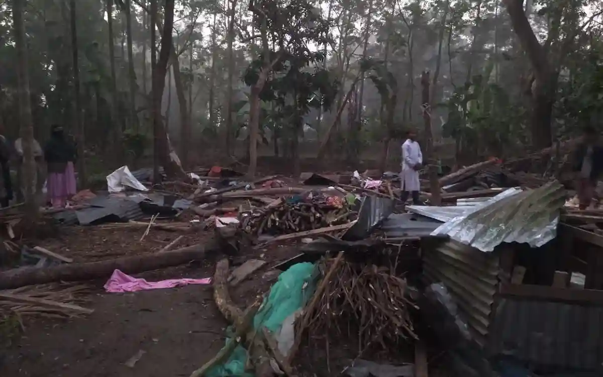 নোয়াখালীতে শিক্ষকের বাড়িতে হামলা অগ্নিসংযোগ