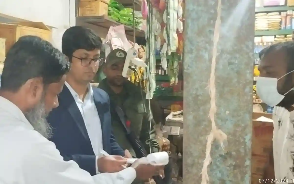 ব্রাহ্মণপাড়ায় নিষিদ্ধ পলিথিন রাখায় দুই মুদি দোকানিকে জরিমানা
