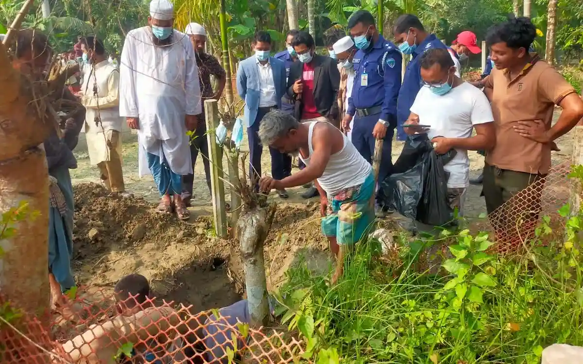 নোয়াখালীর কোম্পানীগঞ্জে ১১ বছর পর কবর থেকে মতিউর রহমান সজীব (১৭) নামে এক শিবির কর্মীর লাশ তোলা হয়েছে।