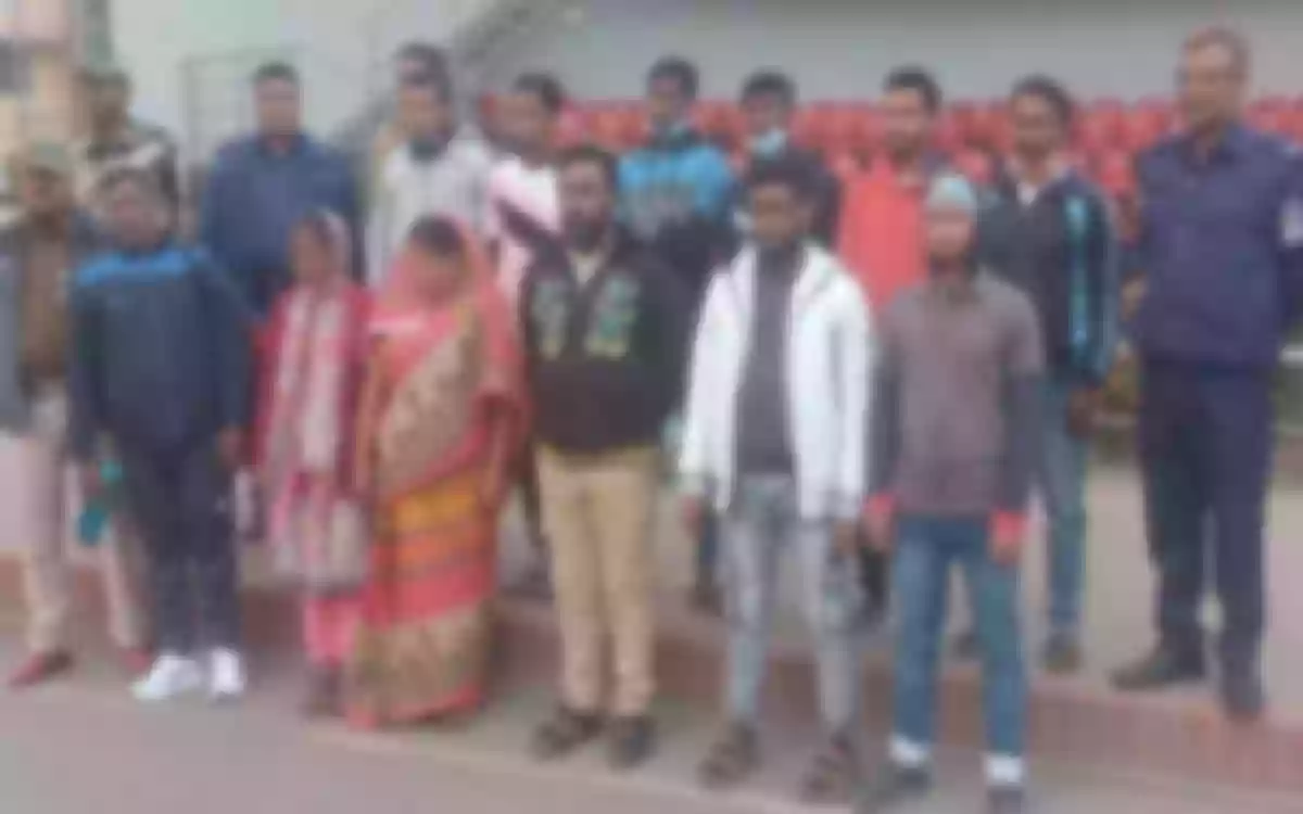 12 Bangladeshi men and women returned home after serving their sentences in India