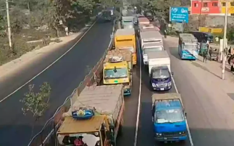13 km traffic jam on Dhaka-Chittagong highway, passengers suffer