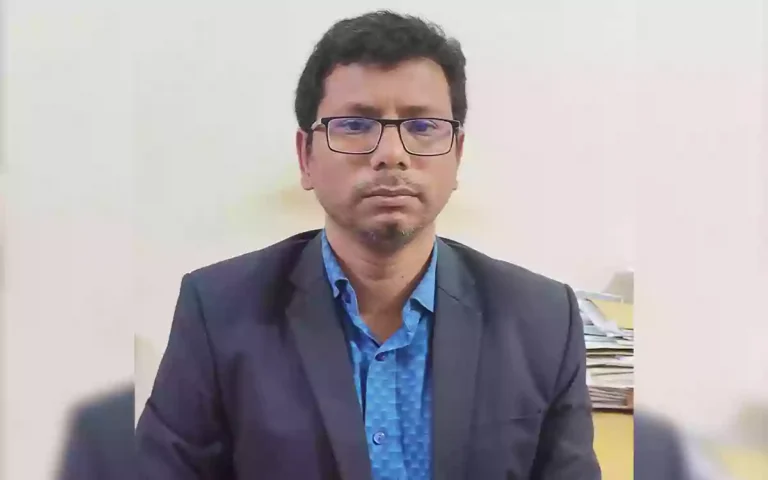 Allegation of assaulting the assistant accountant in the office without getting new books