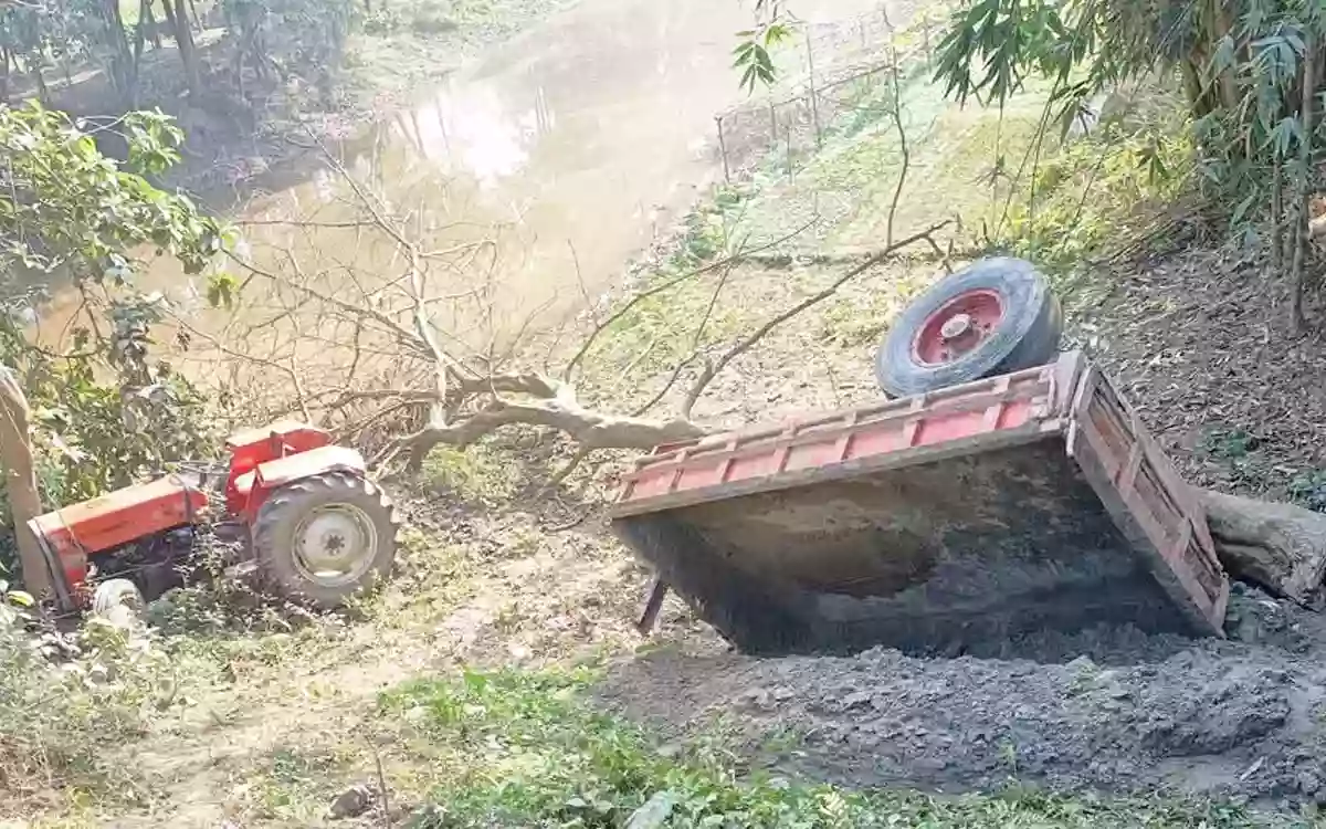 Driver dies after sand laden tractor overturns at Devidwar in Comilla