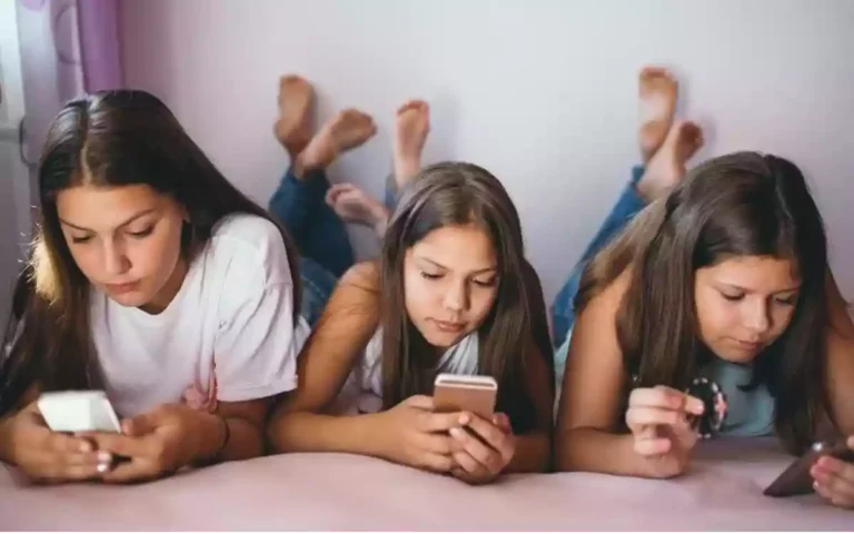 ১৮ বছরের কমবয়সীদের সোশ্যাল মিডিয়া ব্যবহারে লাগবে অভিভাবকের অনুমতি