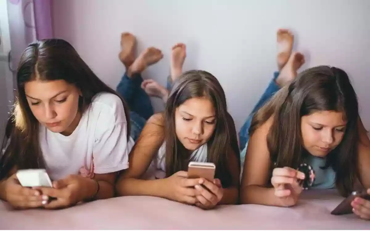 ১৮ বছরের কমবয়সীদের সোশ্যাল মিডিয়া ব্যবহারে লাগবে অভিভাবকের অনুমতি