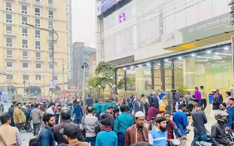 Two sides of anti-discrimination students fight, injured 7