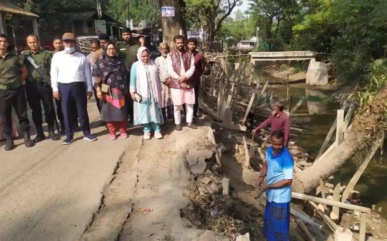 প্রশাসনের অভিযানে খালের উপর থেকে অবৈধ ১৭ টি দোকানঘর উচ্ছেদ