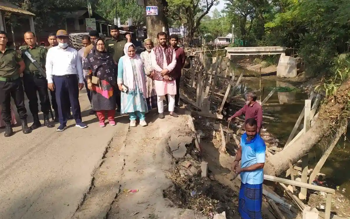 প্রশাসনের অভিযানে খালের উপর থেকে অবৈধ ১৭ টি দোকানঘর উচ্ছেদ