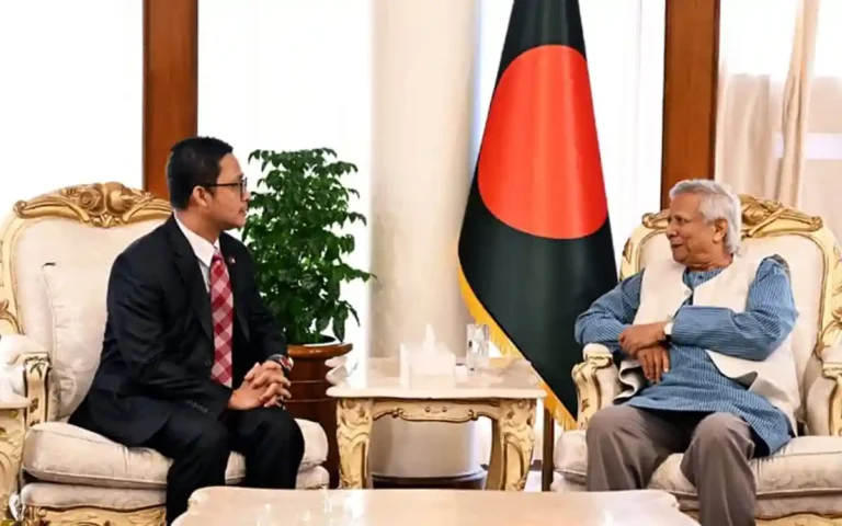 বাংলাদেশি শ্রমিকদের জন্য মালয়েশিয়ার মাল্টিপল-এন্ট্রি ভিসা প্রদানের আহ্বান প্রধান উপদেষ্টার