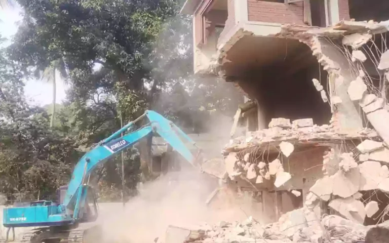 After the break, the house number 32 is still being demolished in the morning, the work is going on to level it