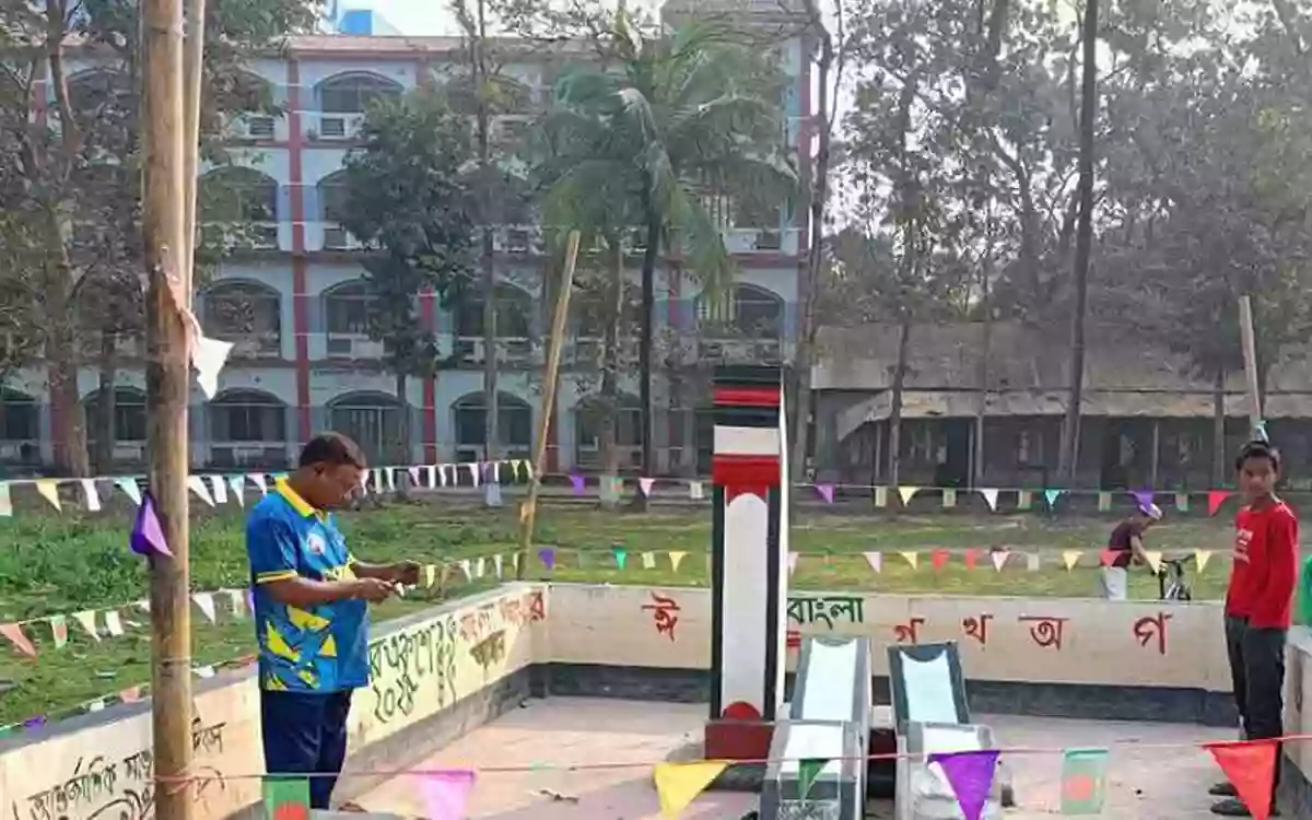 Rising Cumilla - College Shaheed Minar vandalized late at night in Cumilla