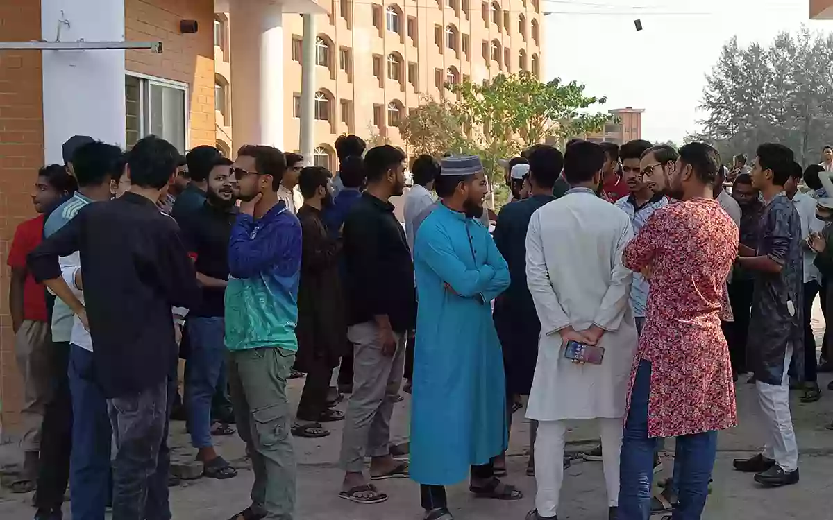 Protest in front of VC's residence, entry through locked gate