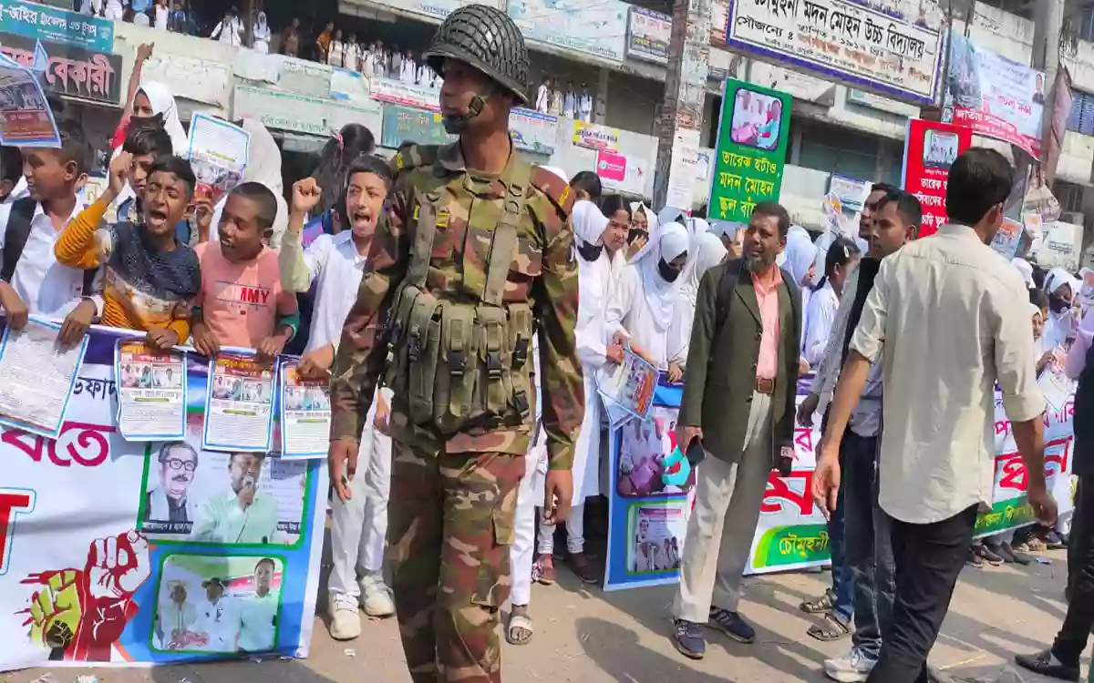 Students block the road demanding the removal of the head teacher, the passengers are suffering