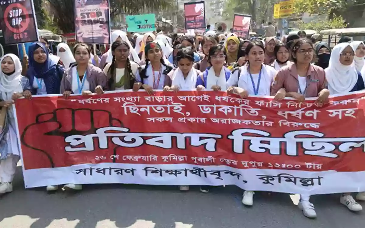 Students protest in Comilla against anarchy including robberies and rapes across the country