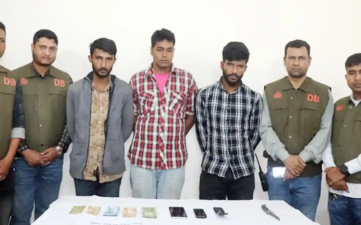 ঢাকা-রাজশাহী বাসে ডাকাতি ও নারী নিপীড়নের ঘটনায় তিনজন গ্রেপ্তার