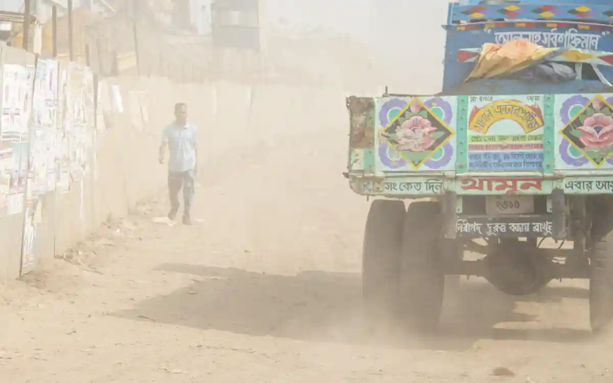 বায়ুদূষণে আজও ঢাকা শীর্ষে: মান ‘অস্বাস্থ্যকর’