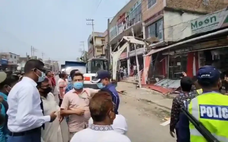 চৌদ্দগ্রামে ঈদযাত্রা নিরাপদ করতে অবৈধ স্থাপনা উচ্ছেদ অভিযান