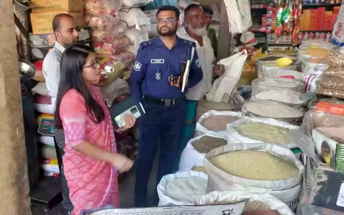 10 traders fined for selling goods at excessive prices in Lalmai, Comilla