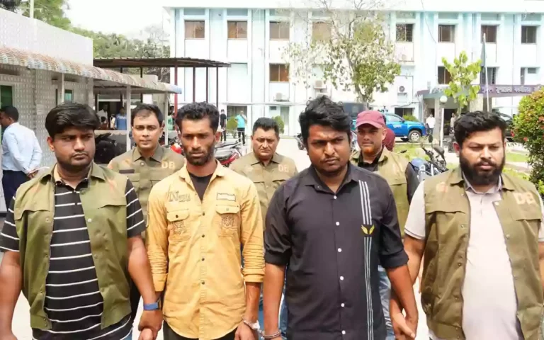 Rising Cumilla - 2 active members of inter-district robber gang arrested in Cumilla