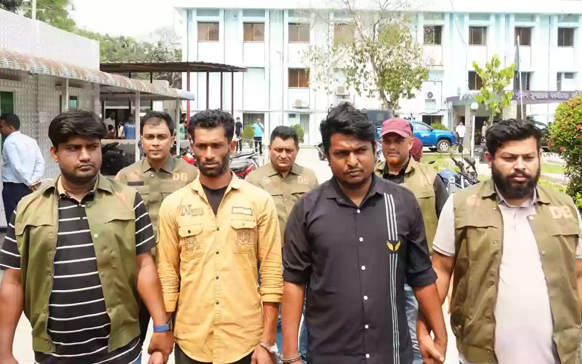 Rising Cumilla - 2 active members of inter-district robber gang arrested in Cumilla