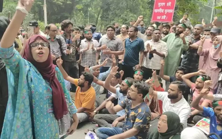 35 job-seeking students surrounded the residence of the chief advisor