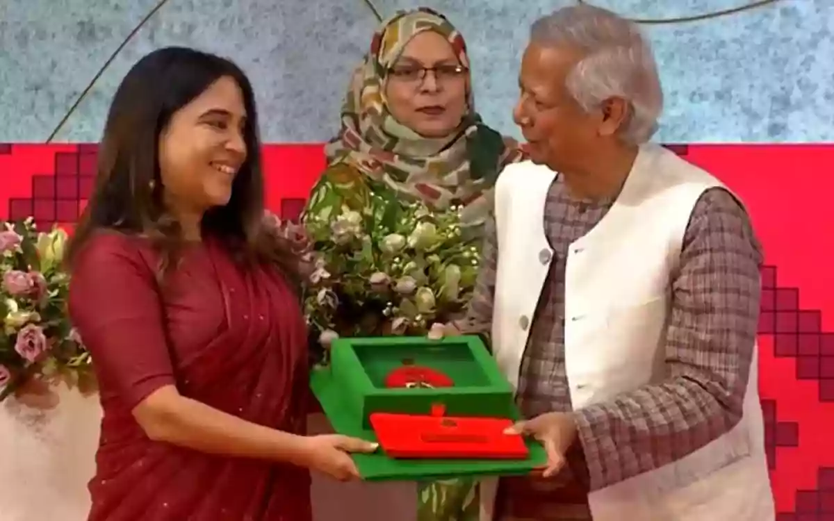 ৭ জন বিশিষ্ট ব্যক্তিকে স্বাধীনতা পুরস্কার তুলে দিলেন প্রধান উপদেষ্টা