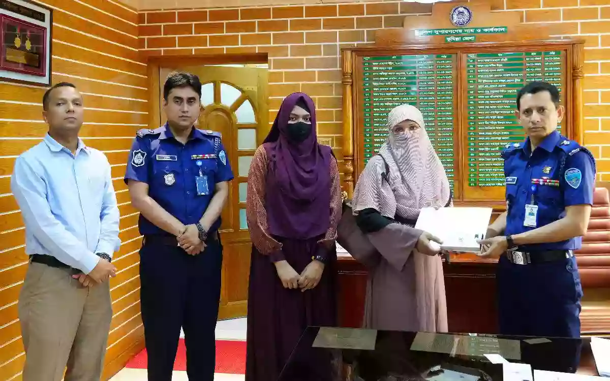 কুমিল্লায় কর্তব্যরত অবস্থায় জীবন উৎসর্গকারী পুলিশ সদস্যদের পরিবারকে ঈদ উপহার বিতরণ