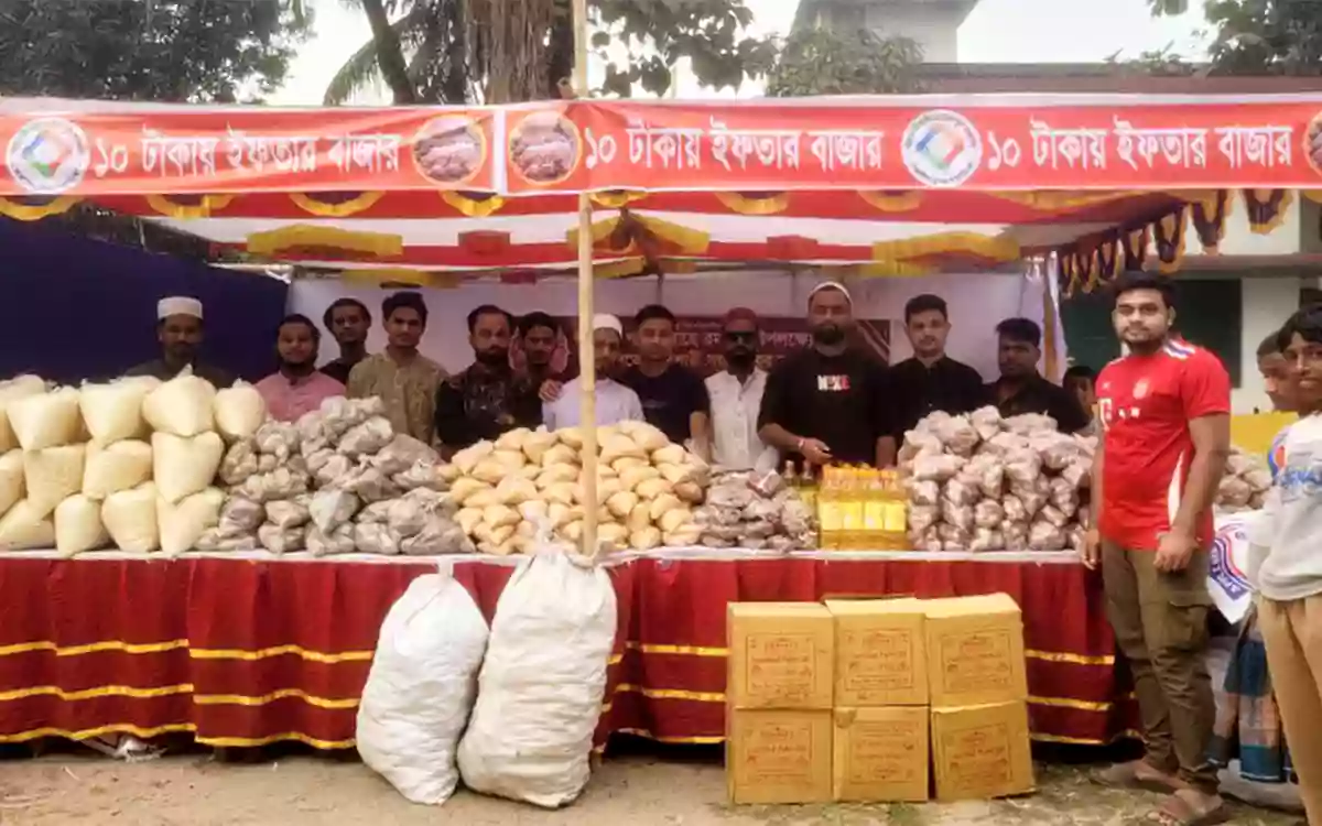 Rising Cumilla - 'More than two hundred families received iftar items for just 10 taka'