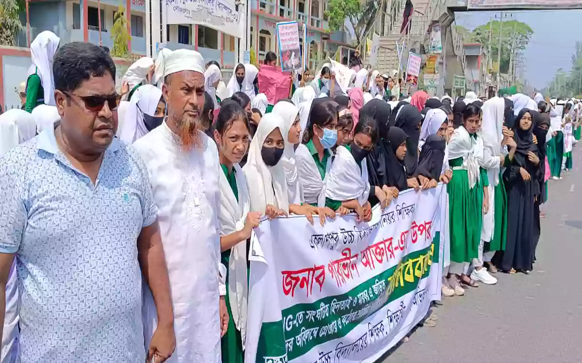 Teacher harassed at CNG in Noakhali, students block road in retaliation