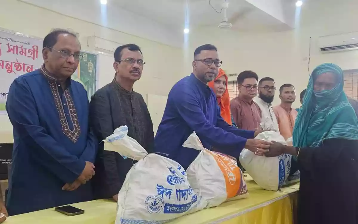 অধ্যাপক ইউনুস ফাউন্ডেশনের উদ্যোগে ৮৬০ পরিবারে ঈদ সামগ্রী বিতরণ