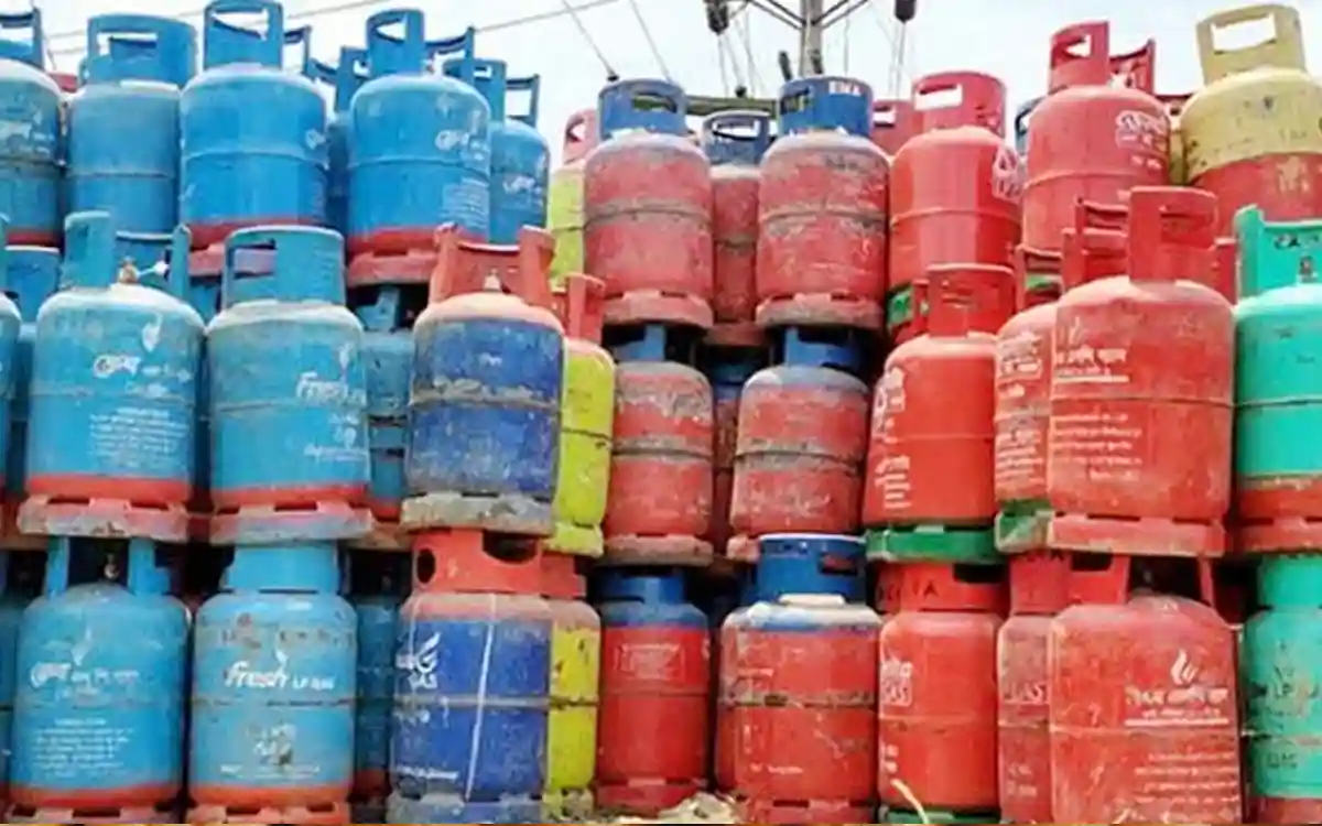 এলপিজি গ্যাসের দাম কমলো, ১২ কেজি সিলিন্ডারের নতুন মূল্য ১,৪৫০ টাকা