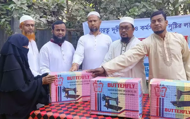 চান্দিনায় জামায়াতে ইসলামীর উদ্যোগে সেলাই মেশিন ও ছাগল বিতরণ