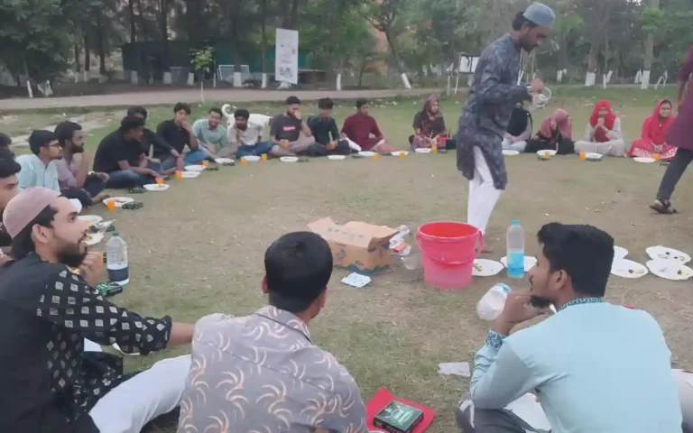 পরিবারের শুন্যতা পূরণ করে ক্যাম্পাসে শিক্ষার্থীদের ইফতার