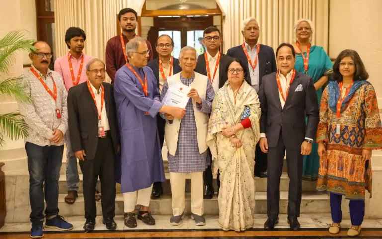 প্রধান উপদেষ্টার কাছে গণমাধ্যম সংস্কার কমিশনের প্রতিবেদন হস্তান্তর