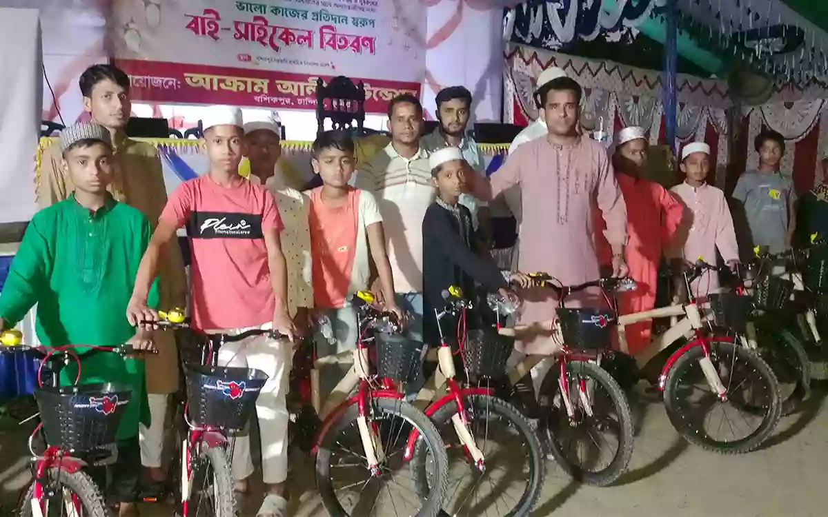 20 children and teenagers from Chandina receive bicycle award after praying in congregation for 41 days