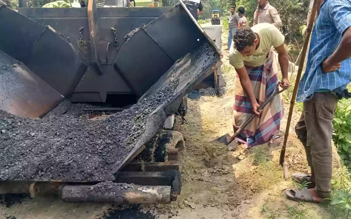 Rising Cumilla - Irregularities in road construction worth Tk 13 crore, locals stop work