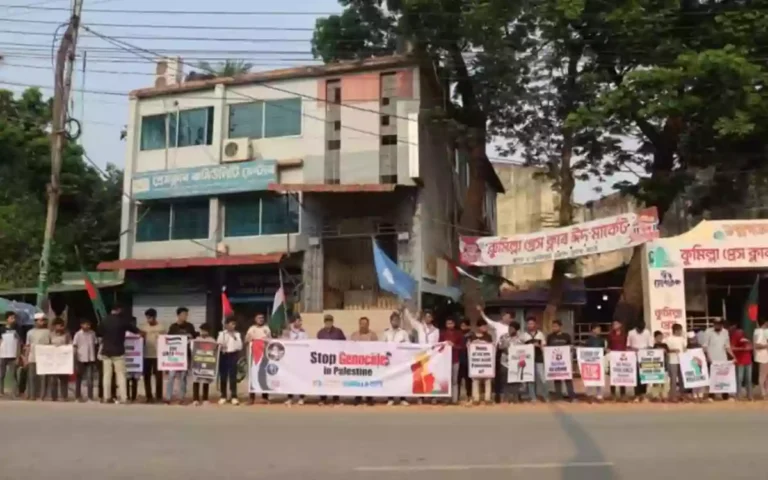 Phulkuri Asr forms human chain in Comilla to protest against genocide in Palestine