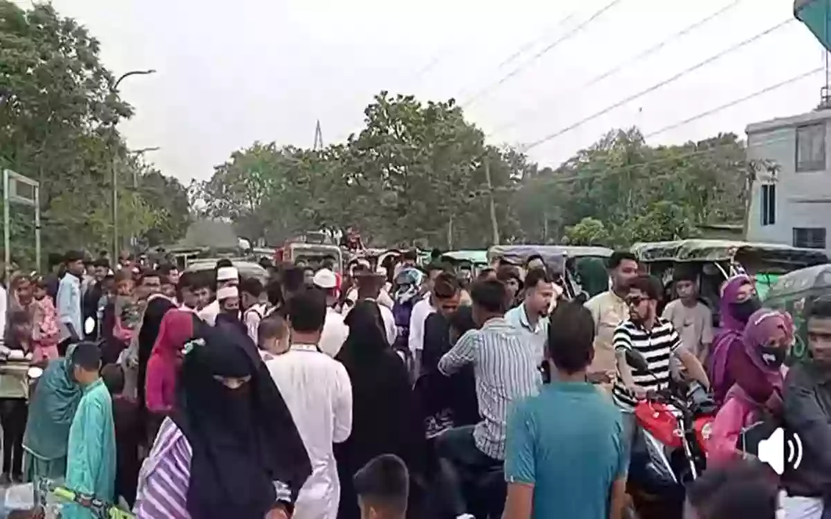 Rising Cumilla - Residents of Homna, Comilla gather at three bridges to celebrate Eid