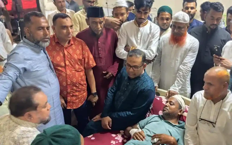 আ.লীগের নেতাকর্মীদের হামলার শিকার বিএনপি নেতার শয্যা পাশে ব্যারিস্টার সায়েম