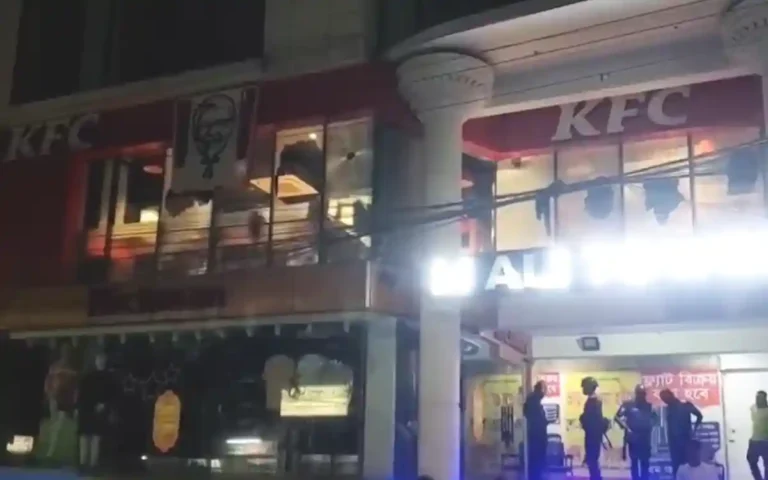 কুমিল্লায় কেএফসি রেস্টুরেন্টে ভাঙচুর
